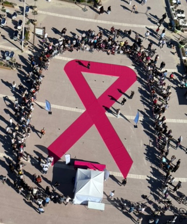 Un ruban rose géant sur le parvis de l’Escale Borely pour le Gang des crânes rasés