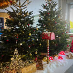 Stand de Noël avec sapins naturels en entreprise