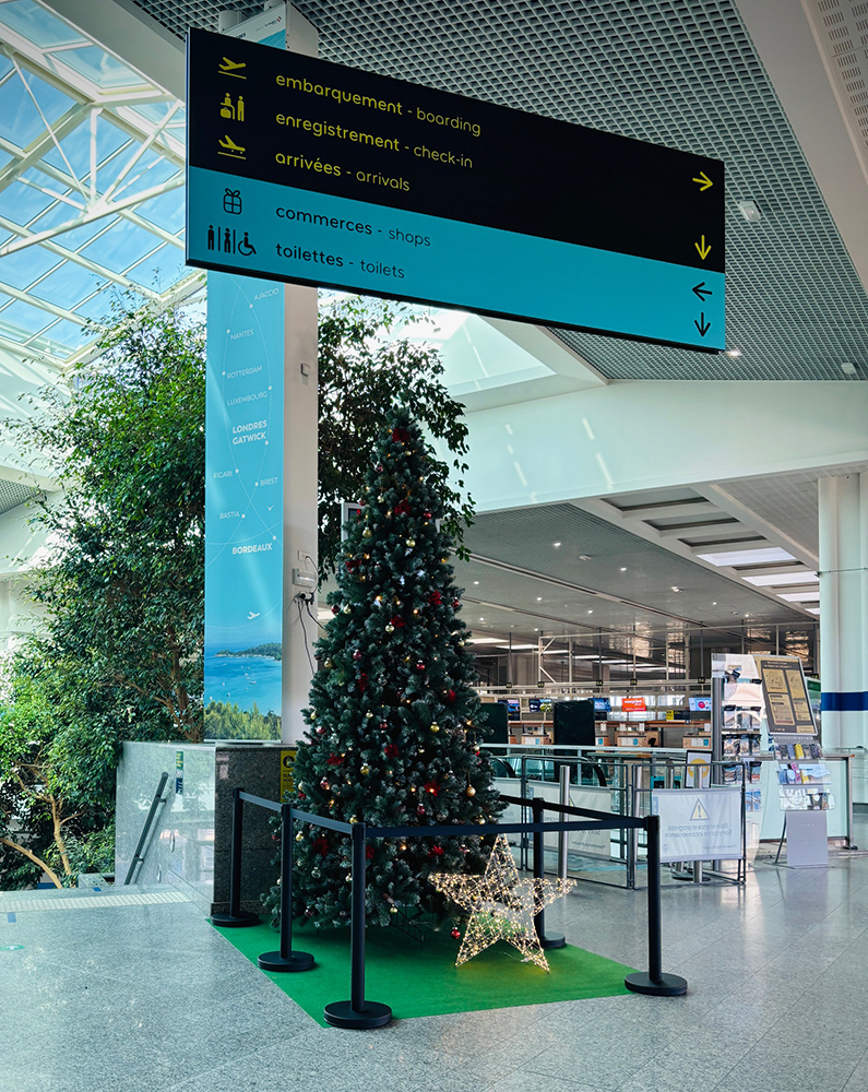 Location et pose d’un sapin géant à l’aéroport de Toulon-Hyères