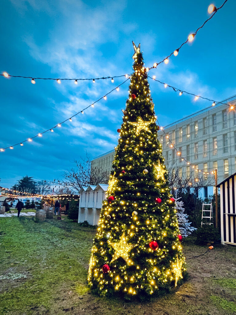 Grand sapin de Noël pour entreprise