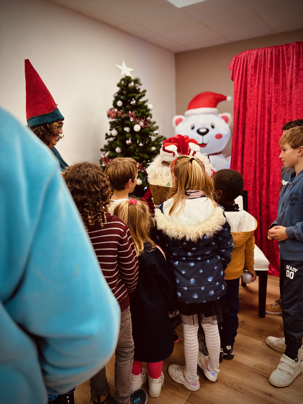 Un arbre de Noël avec magie et décorations au CROSSMED de la Garde