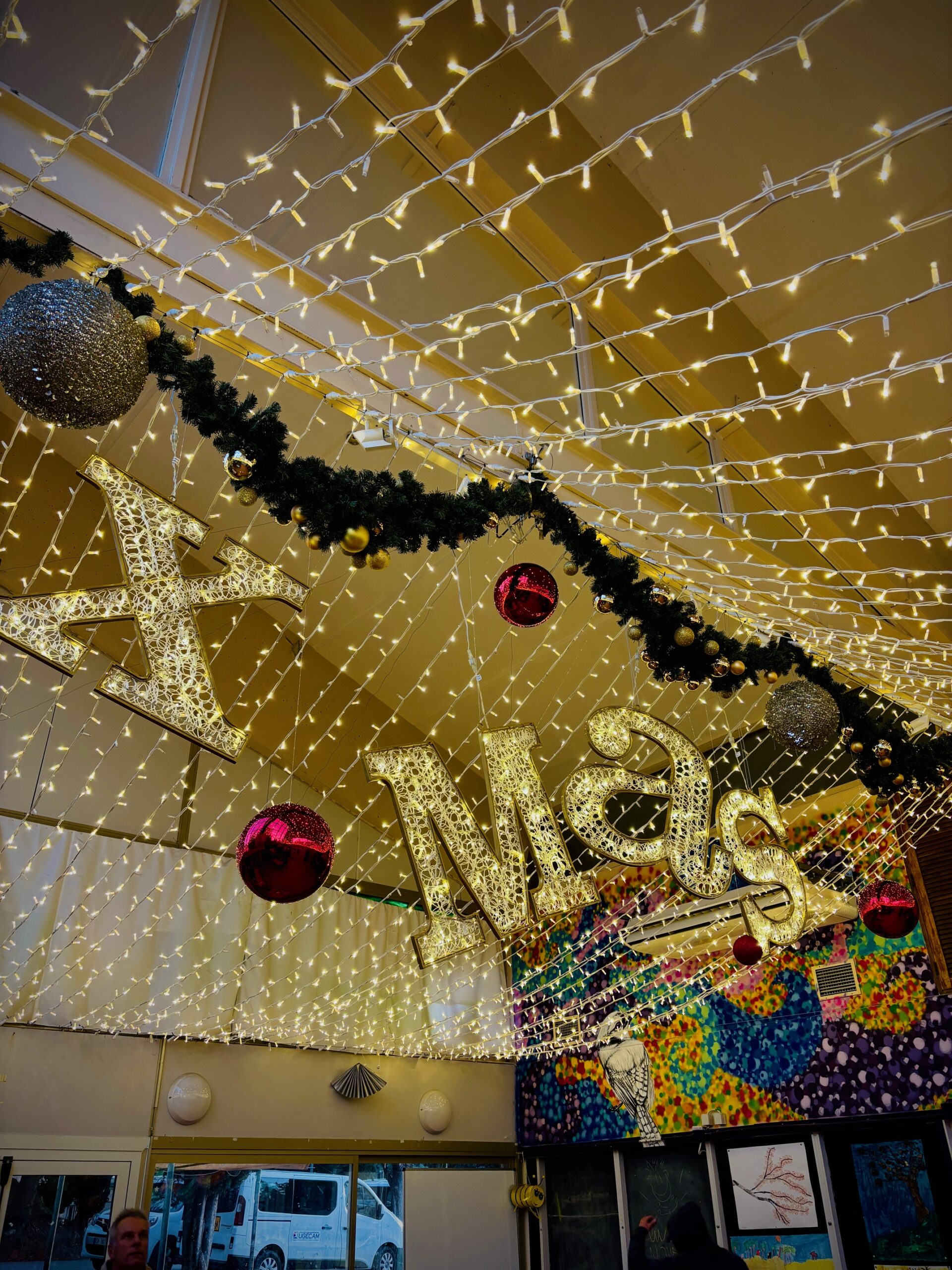 Installation d’une décoration de Noël traditionnelle pour l’Institut médico-éducatif Jean Itard à Collobrières