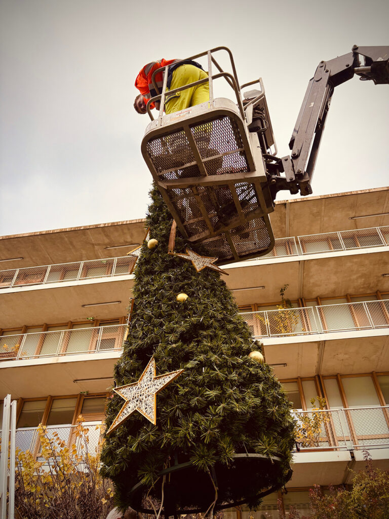 Equipe technique pour installation de décors de Noël