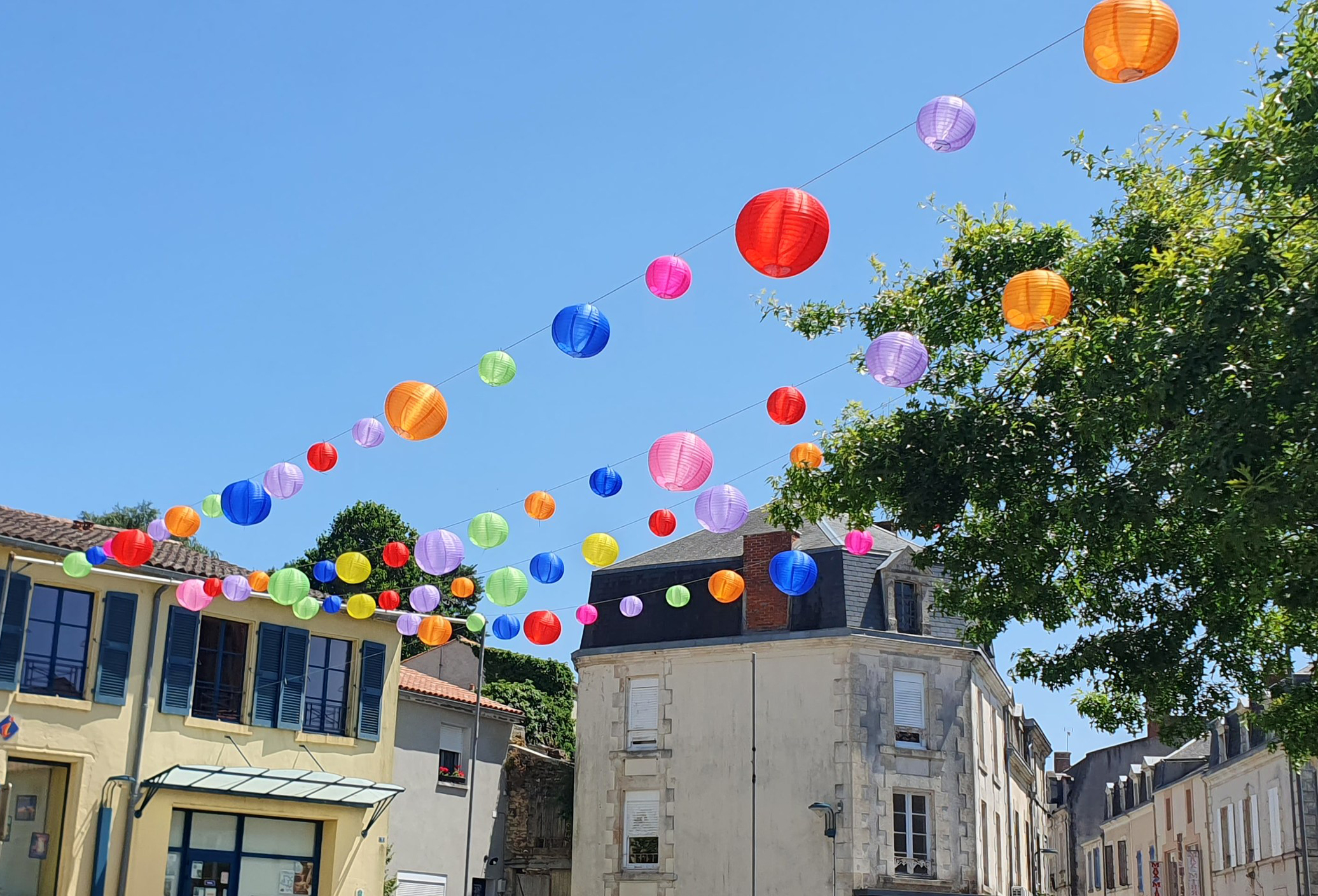 Une décoration de ville colorée à La Châtaigneraie en Vendée
