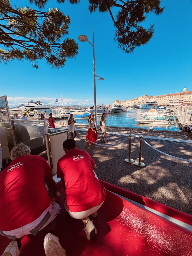 Installation de moquette rouge pour événement à Saint-Tropez