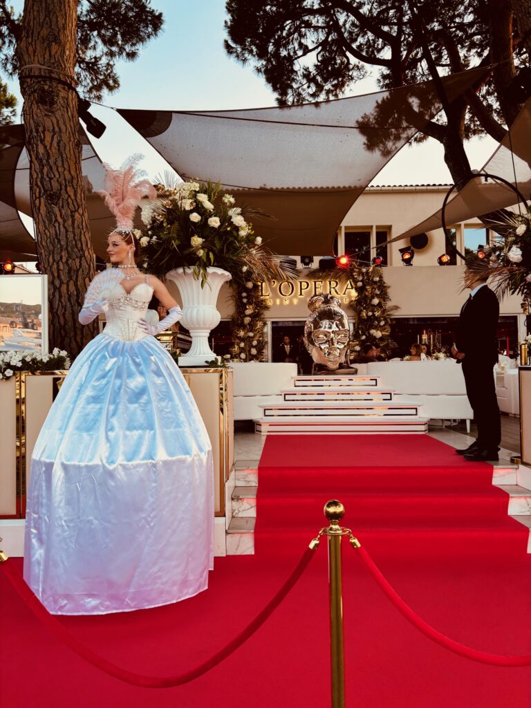 Pose de tapis rouge pour entrée VIP Opéra Saint-Tropez