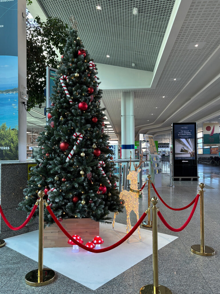 Sapin de Noël à l'aéroport de Toulon