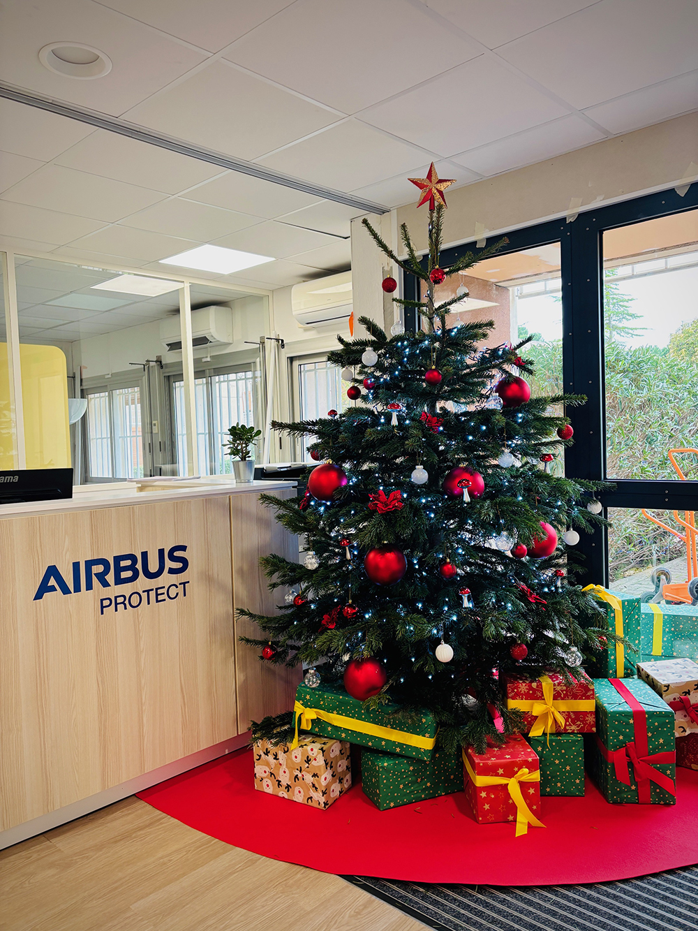 Une décoration de Noël rouge et blanche pour Airbus Protect à Vitrolles